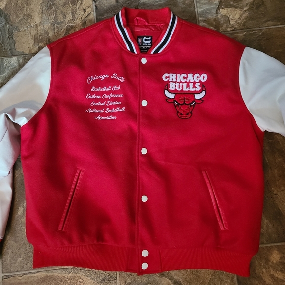 Chicago Bulls Red and White Varsity Jacket - Picture 4 of 11